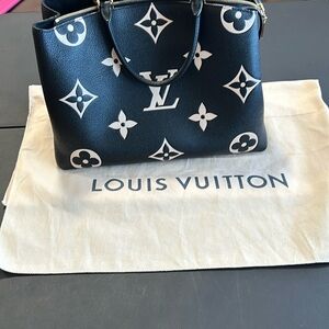 Barely used Louis Vuitton grand palais mm bag in great condition.